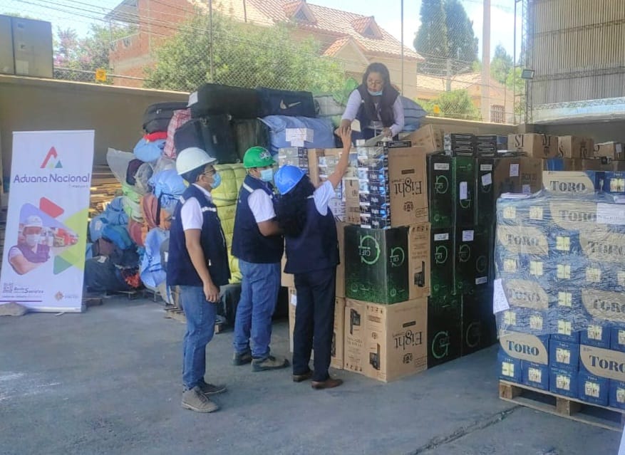 Lee más sobre el artículo Aduana comisa 328 celulares y 400 baterías para vehículo en la carretera a Oruro