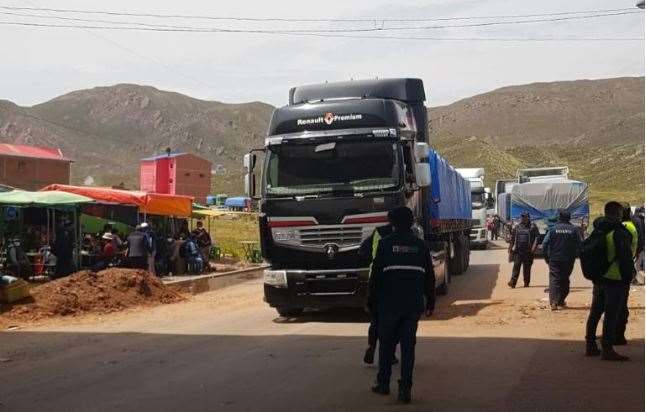 Lee más sobre el artículo Perú levanta bloqueo en Desaguadero y unos 400 camiones retornan a Bolivia