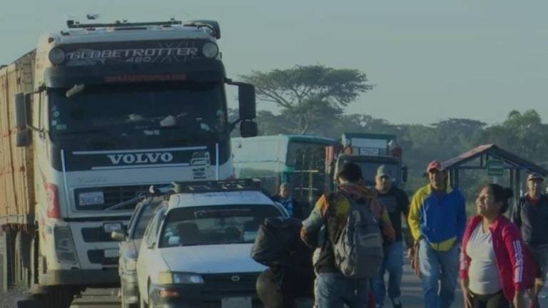 Lee más sobre el artículo Bloqueo en ruta Santa Cruz-Beni cumple tercer día; pobladores que exigen liberar a avasalladores