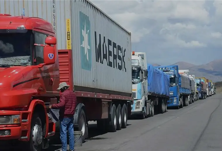 Lee más sobre el artículo Tres mil camiones bolivianos atrapados en varias zonas del Perú por crisis política