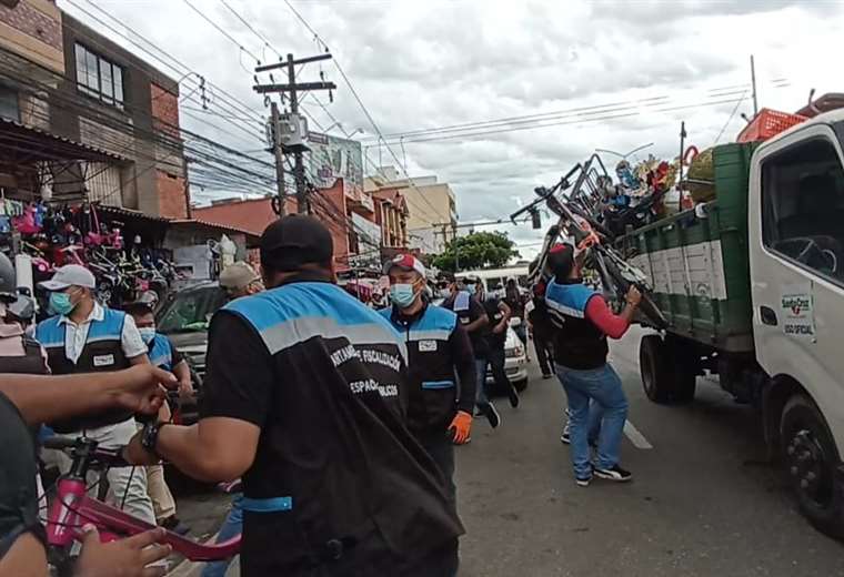 Lee más sobre el artículo Alcaldía cruceña intensifica operativos para despejar espacios públicos en mercados de la ciudad