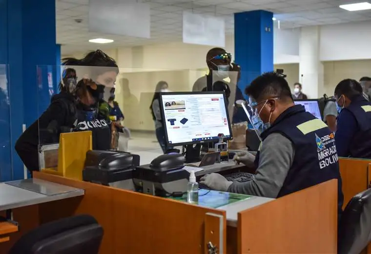 Lee más sobre el artículo Obras Públicas destina más Bs. 169.00 en el aeropuerto El Alto para disminuir tiempo de abordaje en viajes con conexión a Santa Cruz