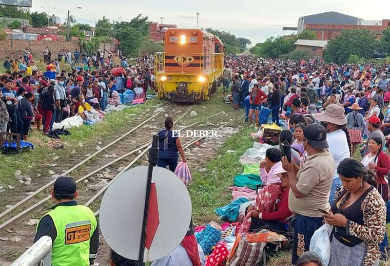 Lee más sobre el artículo ‘Mañaneros’ se asientan sobre los rieles e impiden el paso del tren