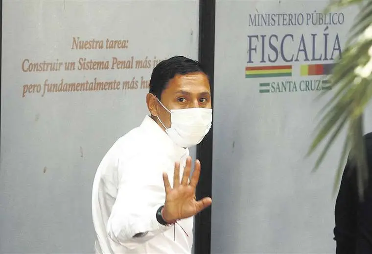 Lee más sobre el artículo Ex secretario de Salud, Fernando Pacheco, se presenta en la Fiscalía y queda aprehendido por el ‘caso coimas’