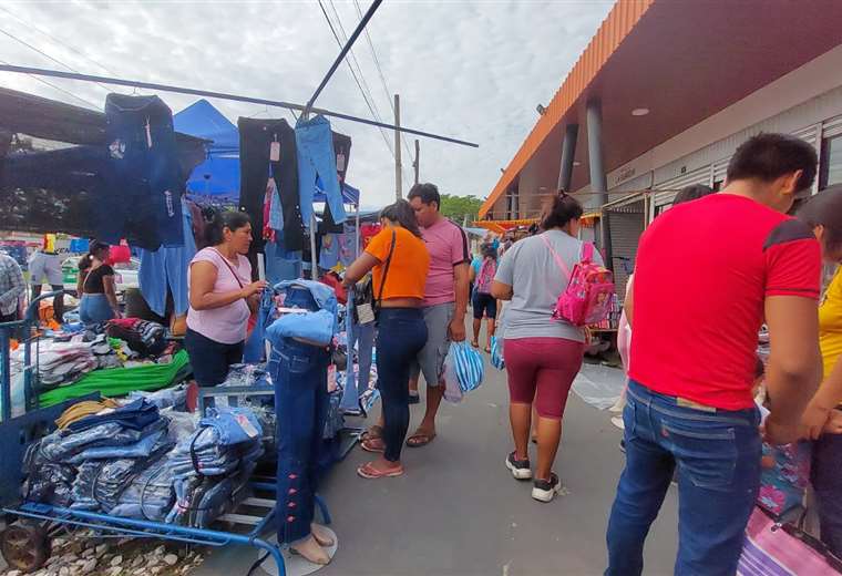 Lee más sobre el artículo ‘Mañaneros’ no logran asentarse sobre los rieles del tren y se instalan en un centro comercial