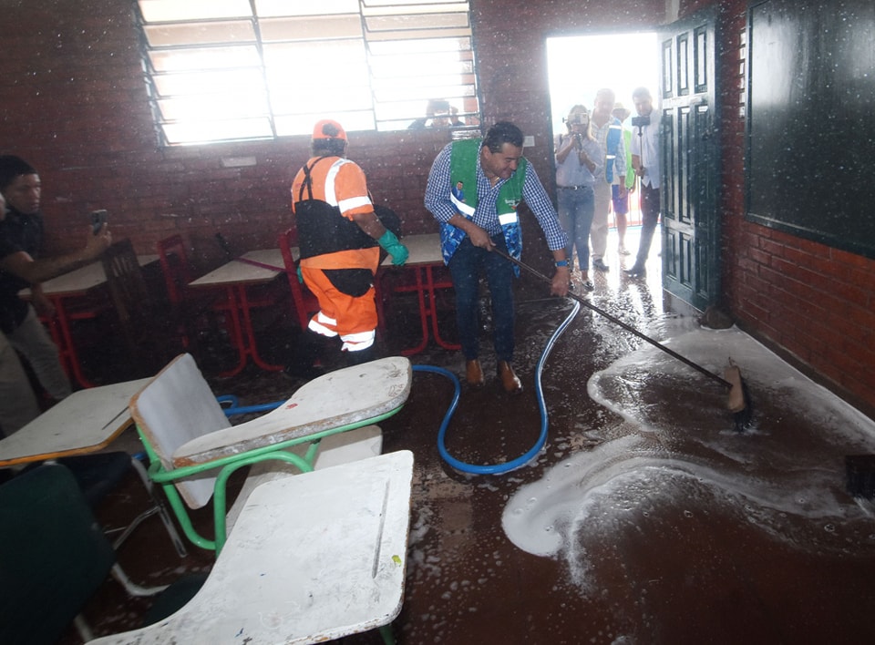 Lee más sobre el artículo Aceleran los trabajos de refacción y la fumigación llega al 85% de las escuelas