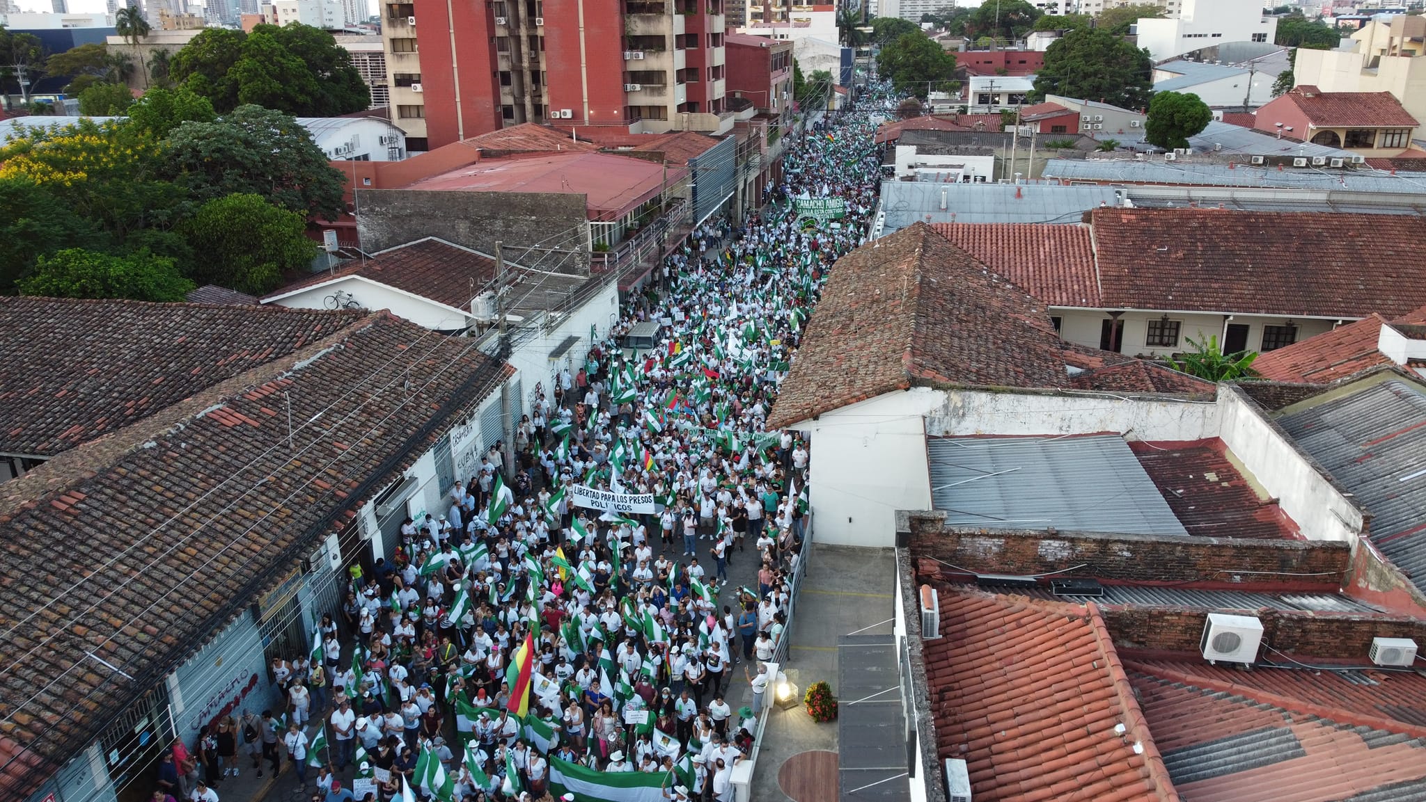 Lee más sobre el artículo “Bolivia unida contra cualquier tirano”: masivas marchas recorrieron 9 regiones