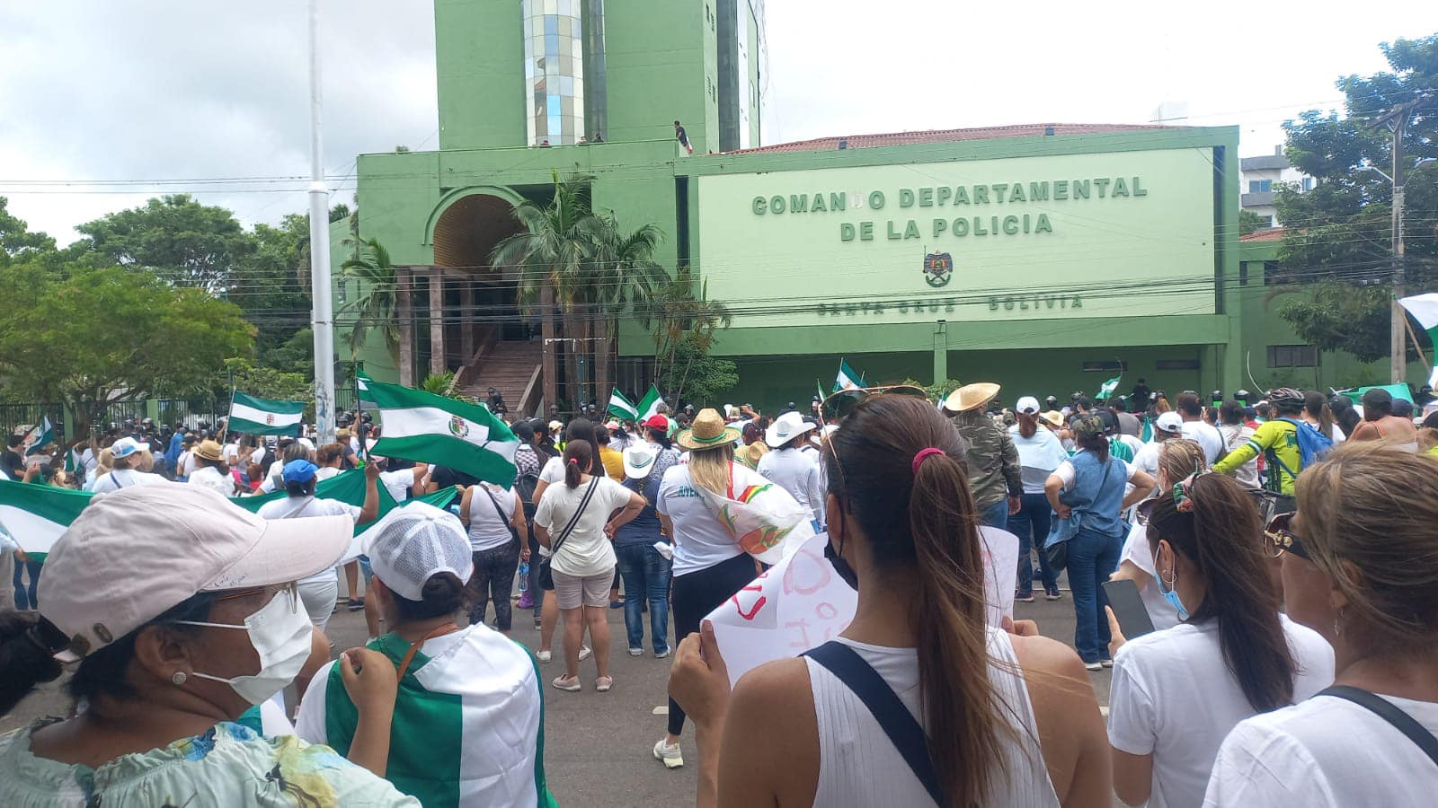 Lee más sobre el artículo “No tenemos miedo”, el grito de mujeres en el Comando de la Policía que piden la liberación del gobernador cruceño