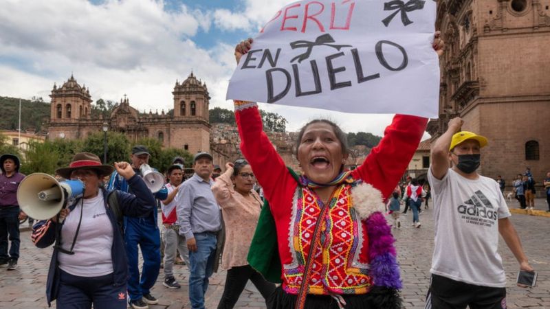 Lee más sobre el artículo La Fiscalía de Perú abre investigación preliminar contra la presidenta Dina Boluarte por “genocidio” tras las muertes en las protestas