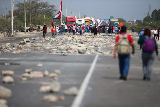 Lee más sobre el artículo Perú anuncia que desbloqueará carreteras con apoyo de militares