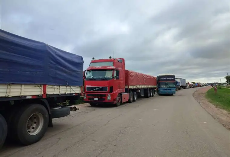 Lee más sobre el artículo Santa Cruz refuerza bloqueos de carreteras para exigir la liberación de Camacho