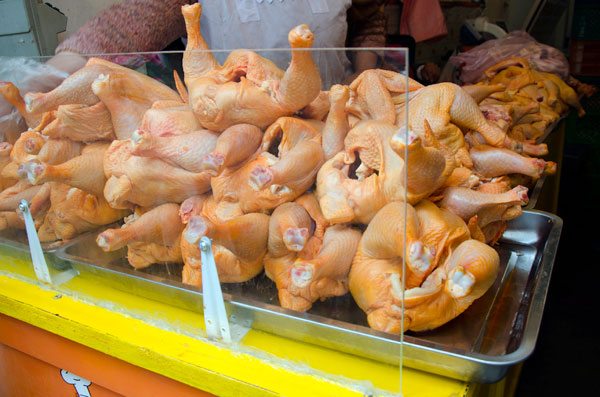 Lee más sobre el artículo Gobierno establece la primera sanción por incremento del precio del pollo en La Paz