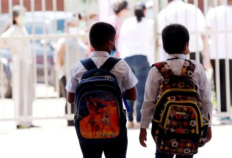 Lee más sobre el artículo Inicia el registro escolar con largas colas y el desayuno abarcará hasta secundaria