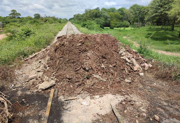 Lee más sobre el artículo Cortan vía férrea a Brasil, se complican las exportaciones por detención de Camacho y conflictos internos en Perú