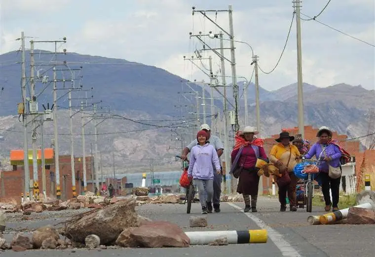 Lee más sobre el artículo Quema de recinto aduanero y conflictos sociales impiden operaciones de comercio entre Perú y Bolivia