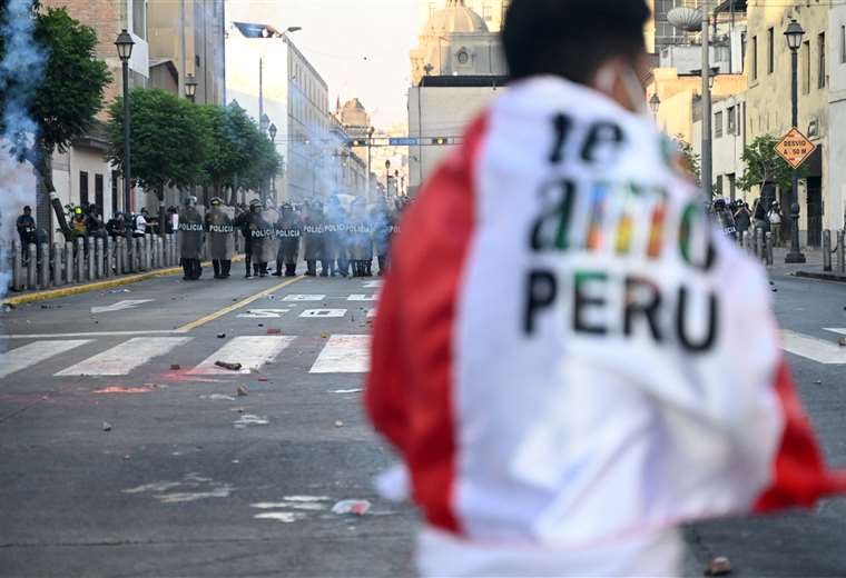 Lee más sobre el artículo Congreso peruano aprueba reconsiderar la votación para adelantar las elecciones presidenciales