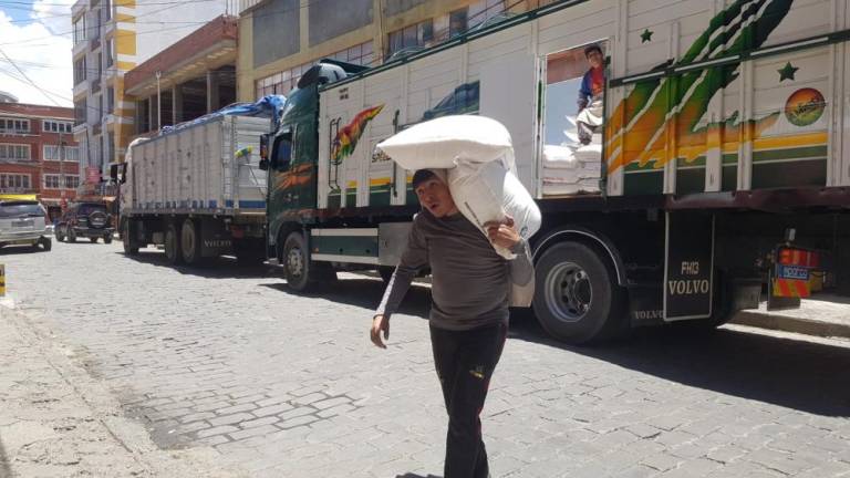 Lee más sobre el artículo Precios al alza y choferes hacen peripecias para sortear bloqueo