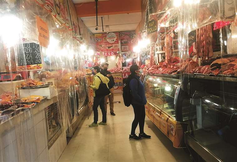 Lee más sobre el artículo Bloqueos provocan alza del precio del pollo en La Paz y el producto no llega de Santa Cruz