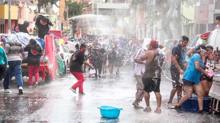 Lee más sobre el artículo Cochabamba prohíbe jugar con agua en Carnaval y advierte con multas de hasta Bs 2.000