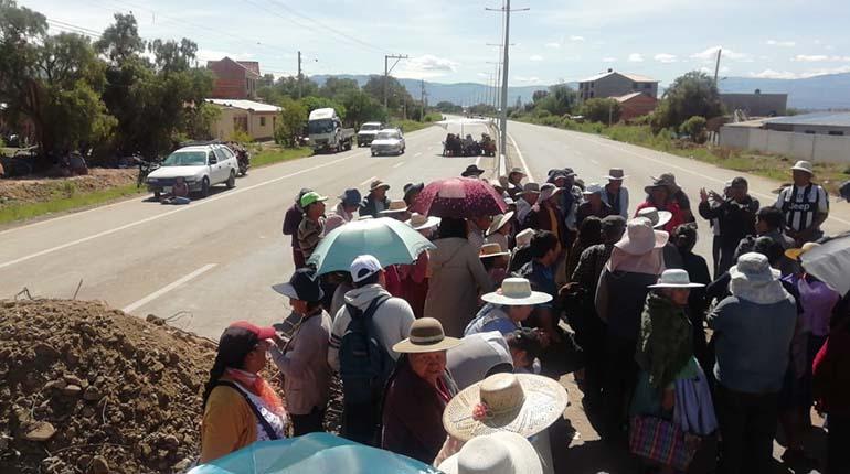 Lee más sobre el artículo Persiste por segundo día el bloqueo hacia el valle alto, en San Benito