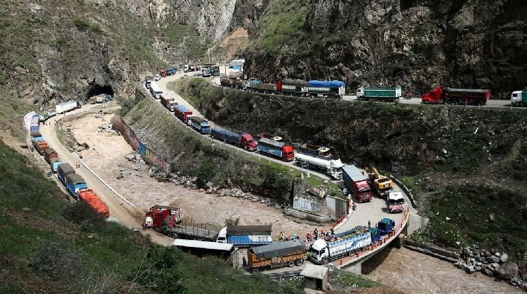 Lee más sobre el artículo Gobierno pide tregua a Perú para permitir el paso de camiones bloqueados