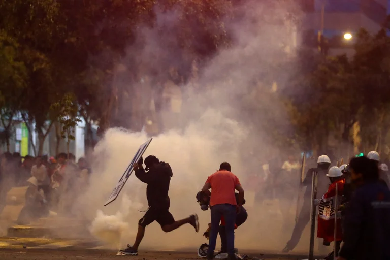 Lee más sobre el artículo Mientras siguen las protestas en varias zonas de Perú, el Congreso no logra llegar a un acuerdo para adelantar las elecciones