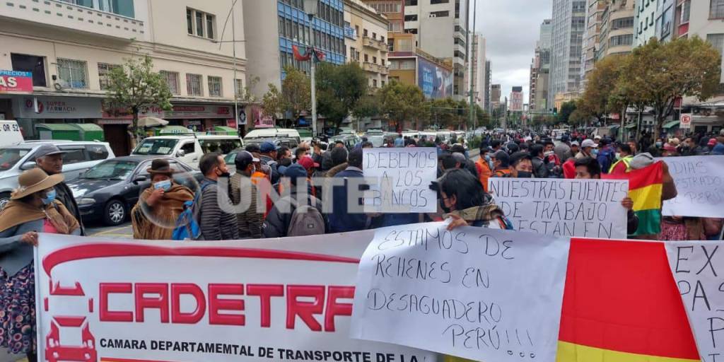 Lee más sobre el artículo Transportistas bloquean el centro de La Paz para pedir solución para los camiones varados en Perú