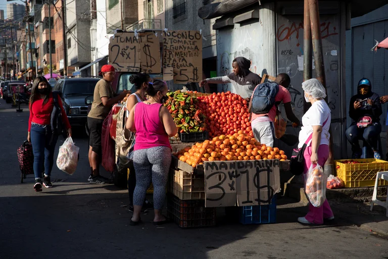Lee más sobre el artículo El bolívar venezolano perdió más de un 7 % de su valor frente al dólar en los primeros 10 días de febrero