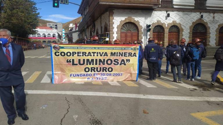 Lee más sobre el artículo Mineros bloquean la plaza principal de Oruro y empañan los festejos de su gesta libertaria