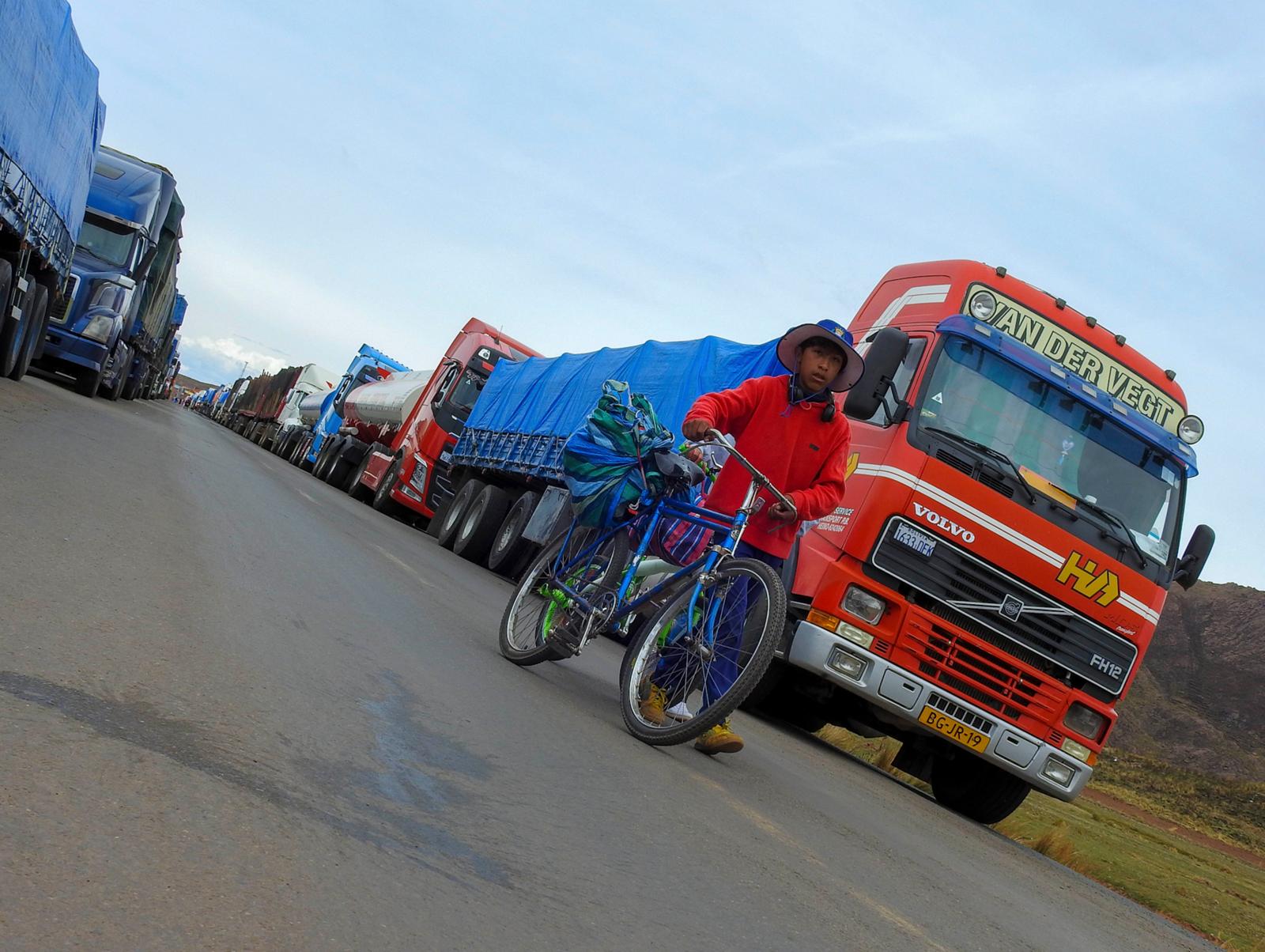 Lee más sobre el artículo Tregua en Desaguadero permite que más de 300 camiones bolivianos retornen al país