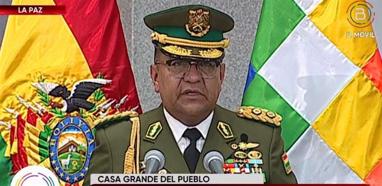 Lee más sobre el artículo Arce cambia al Comandante nacional de la Policía Boliviana