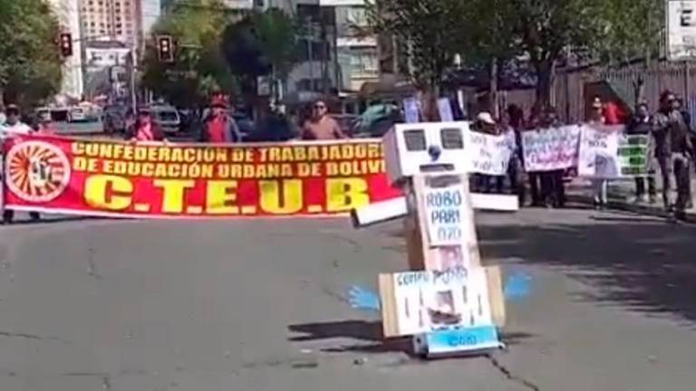 Lee más sobre el artículo Maestros protestan contra el ministro de Educación y le dan 72 horas para que llame al diálogo