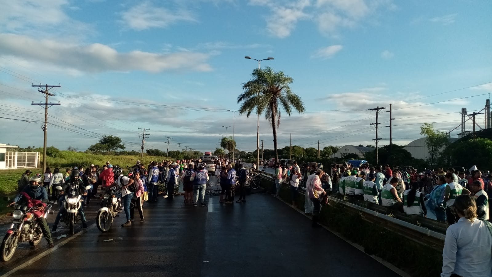 Lee más sobre el artículo Mototaxistas de Warnes bloquean la carretera a Cochabamba desde este lunes