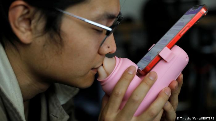 Lee más sobre el artículo Una empresa china presenta un dispositivo de besos para amantes a distancia