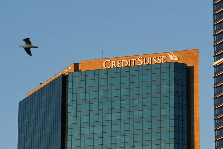 Lee más sobre el artículo Fuerte caída de las acciones de Credit Suisse pese al rescate de 54 mil millones de dólares del Banco Nacional Suizo