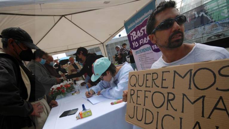 Lee más sobre el artículo Juristas llevan 800.000 firmas, suman a evangélicos y dicen que reglamento no empaña iniciativa