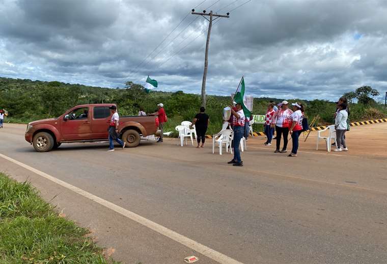 Lee más sobre el artículo Maestros urbanos de Concepción bloquean la ruta a la Chiquitania por 12 horas