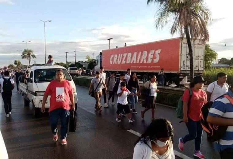 Lee más sobre el artículo Segundo día de bloqueo de ruta en Warnes, mototaxistas amenazan con radicalizar la medida