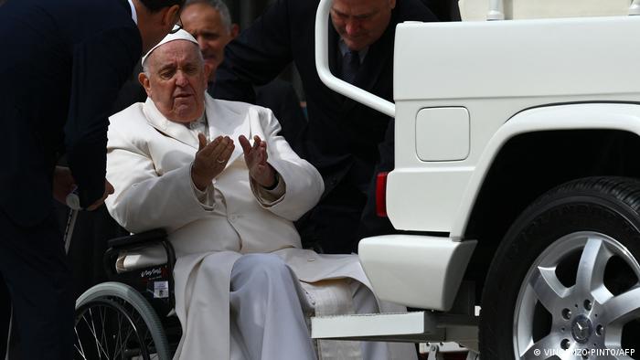 Lee más sobre el artículo Internan al papa en hospital de Roma por posibles “problemas respiratorios”