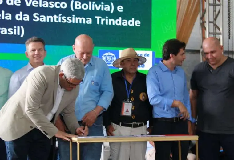 Lee más sobre el artículo Gobernación cruceña y autoridades de Brasil firman acta de entendimiento para la construcción del tramo carretero San Ignacio de Velasco – Vila Bela