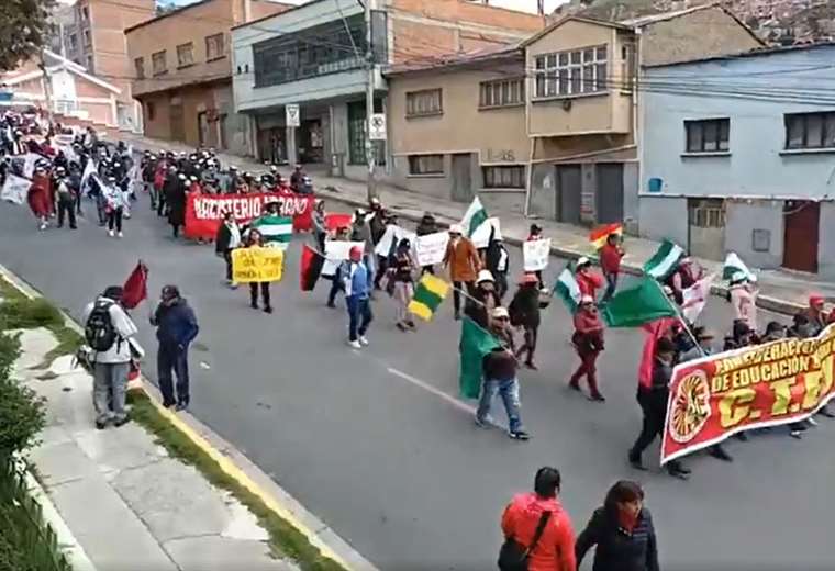 Lee más sobre el artículo Maestros marchan desde El Alto hacia el centro paceño y el Gobierno va al diálogo con la COB