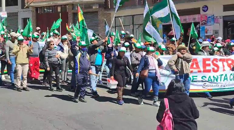 Lee más sobre el artículo Maestros de todo el país marchan en La Paz en rechazo a la malla curricular y otras demandas