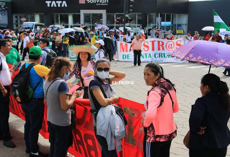 Lee más sobre el artículo Maestros urbanos cruceños marchan y bloquean en ciudad y provincias