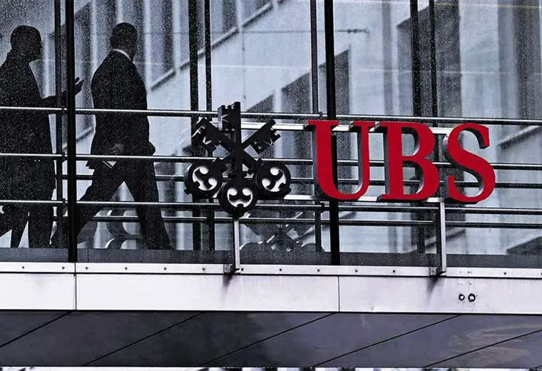 Lee más sobre el artículo Las acciones del banco UBS se hunden en bolsa tras comprar a su rival Credit Suisse