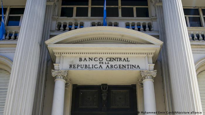 Lee más sobre el artículo El FMI aprueba una ayuda de 5.400 millones de dólares para Argentina