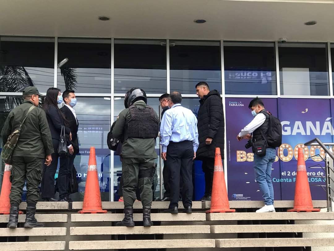 Lee más sobre el artículo Confirman la aprehensión de cuatro altos ejecutivos del Banco Fassil y la Policía resguarda 185 agencias