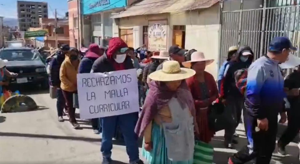 Lee más sobre el artículo Oruro: una masiva marcha de padres de familia cuestiona la malla curricular y exige nuevos ítems