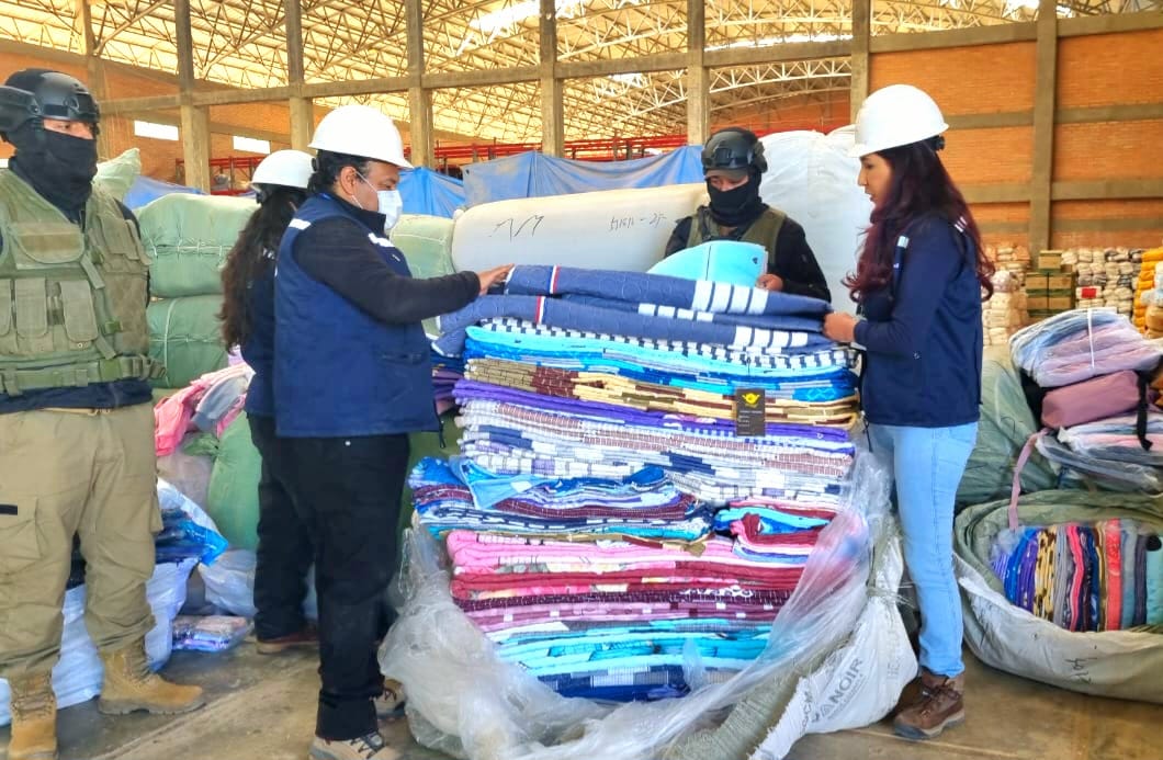 Lee más sobre el artículo Aduana de Oruro decomisó 123 celulares y seis toneladas de ropa por valor de Bs 788.000