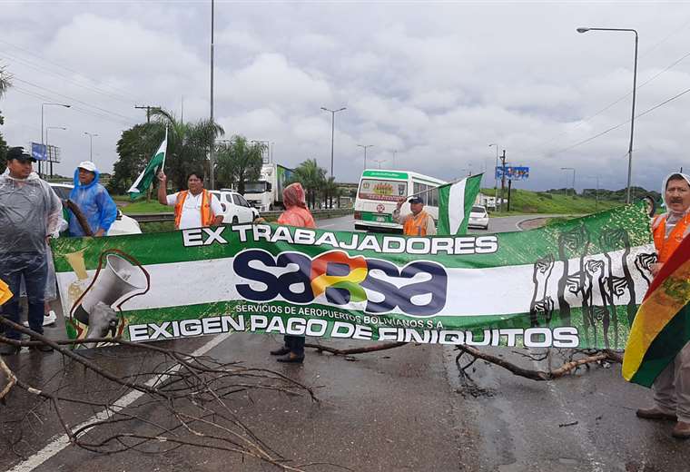 Lee más sobre el artículo Extrabajadores de Sabsa bloquean entrada al aeropuerto Viru Viru para exigir el pago de finiquitos