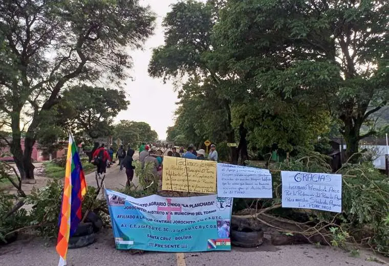 Lee más sobre el artículo Comunarios bloquean la carretera antigua a Cochabamba